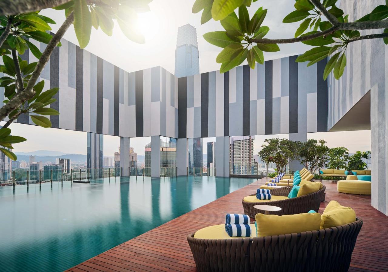 Pan Pacific Serviced Suites Kuala Lumpur Ngoại thất bức ảnh The swimming pool at the 33rd floor